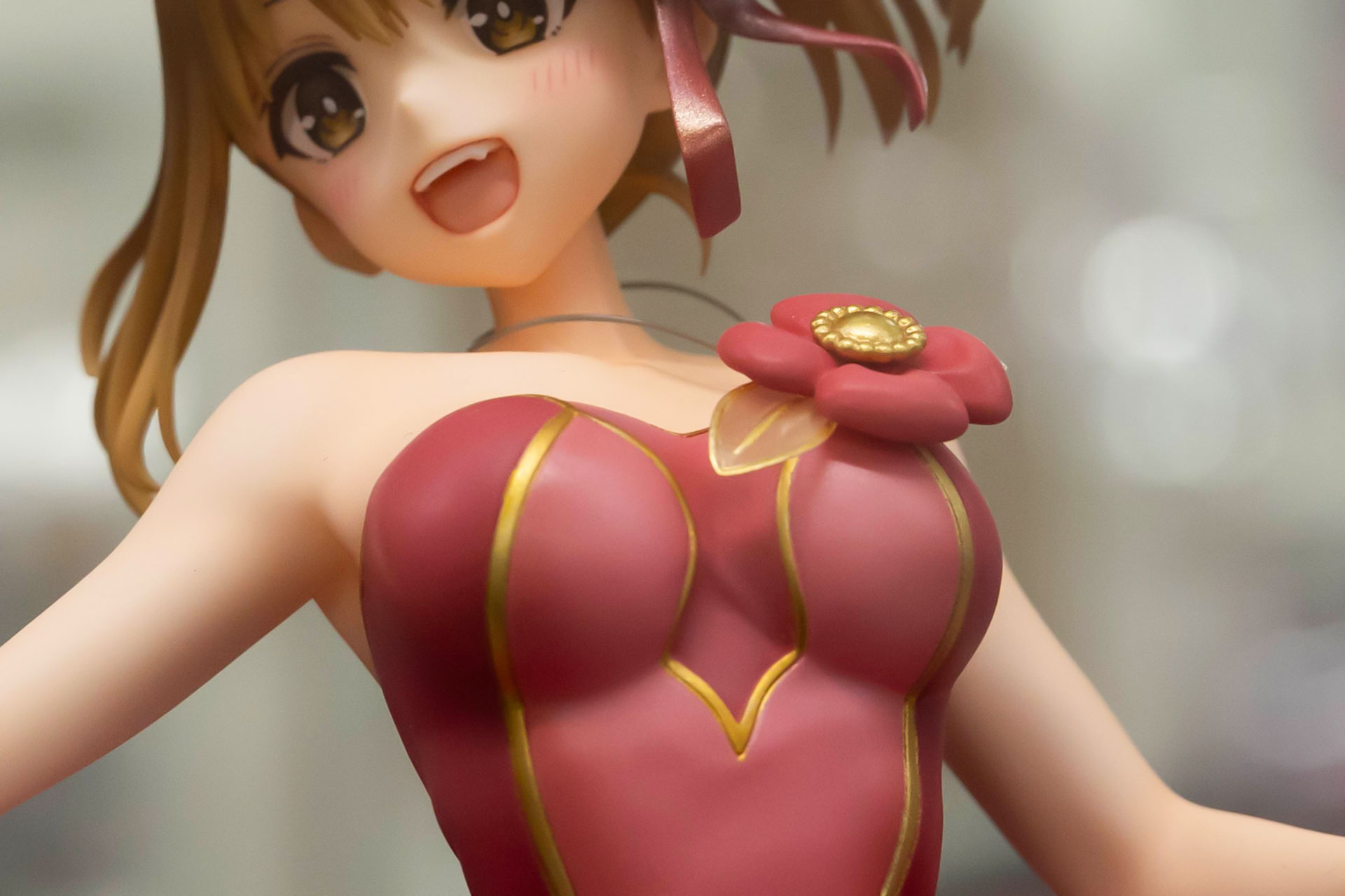 胸元にも、大きな花柄のアクセサリーが付けられている
