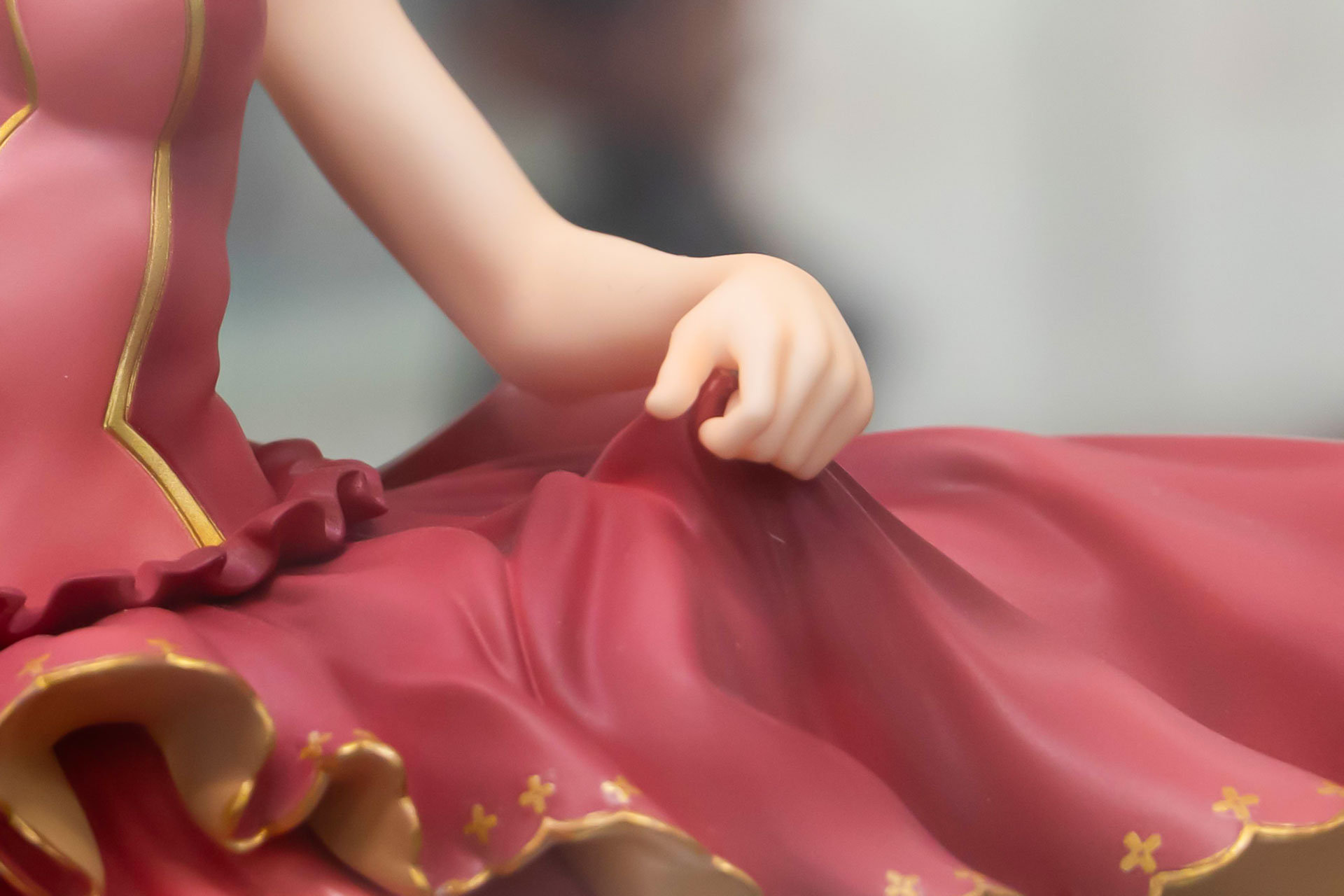 ドレスの袖を持ち上げているところもかわいく見える