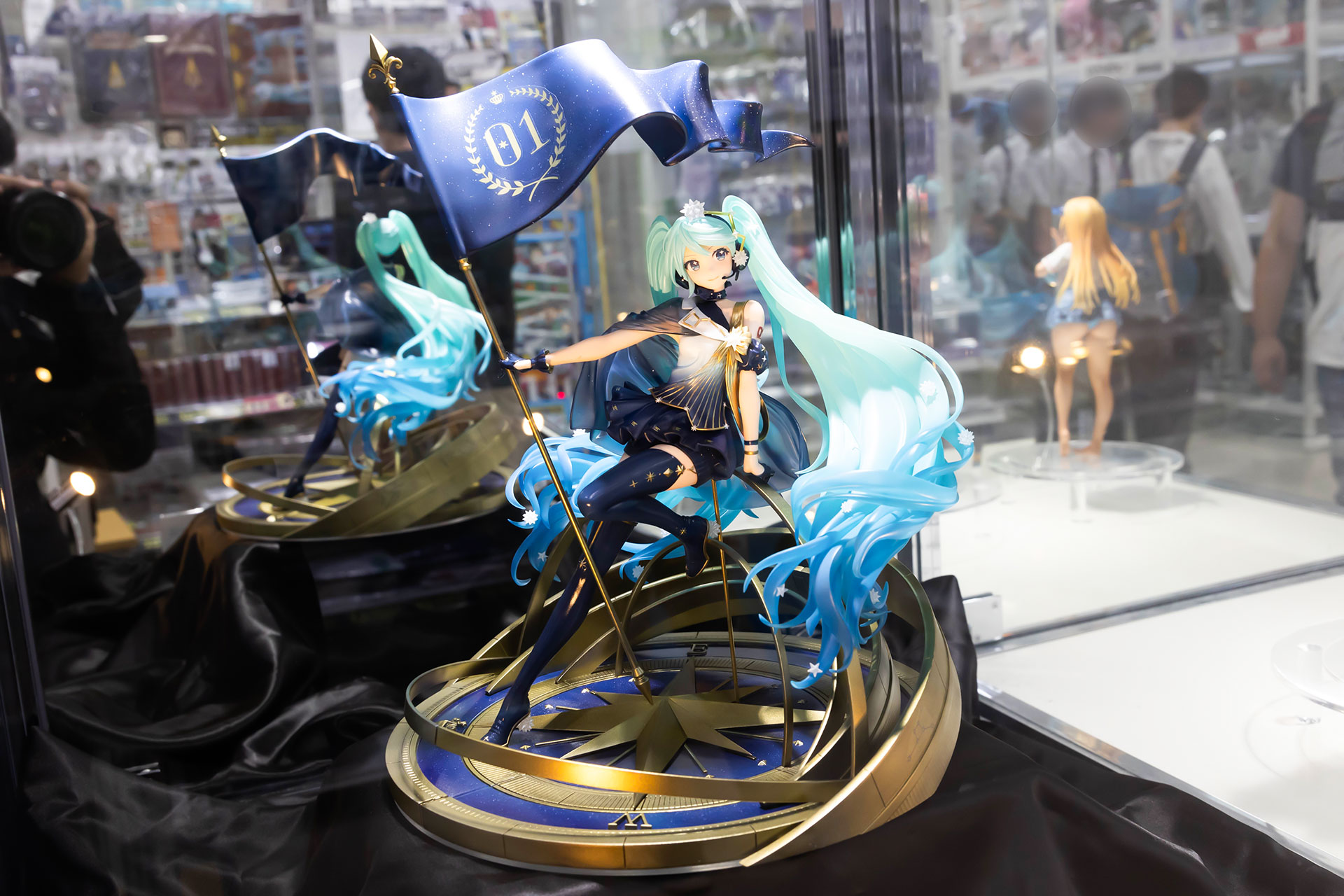 フィギュアの全高は台座部分を含んで約300mm。横幅は約240mmだ