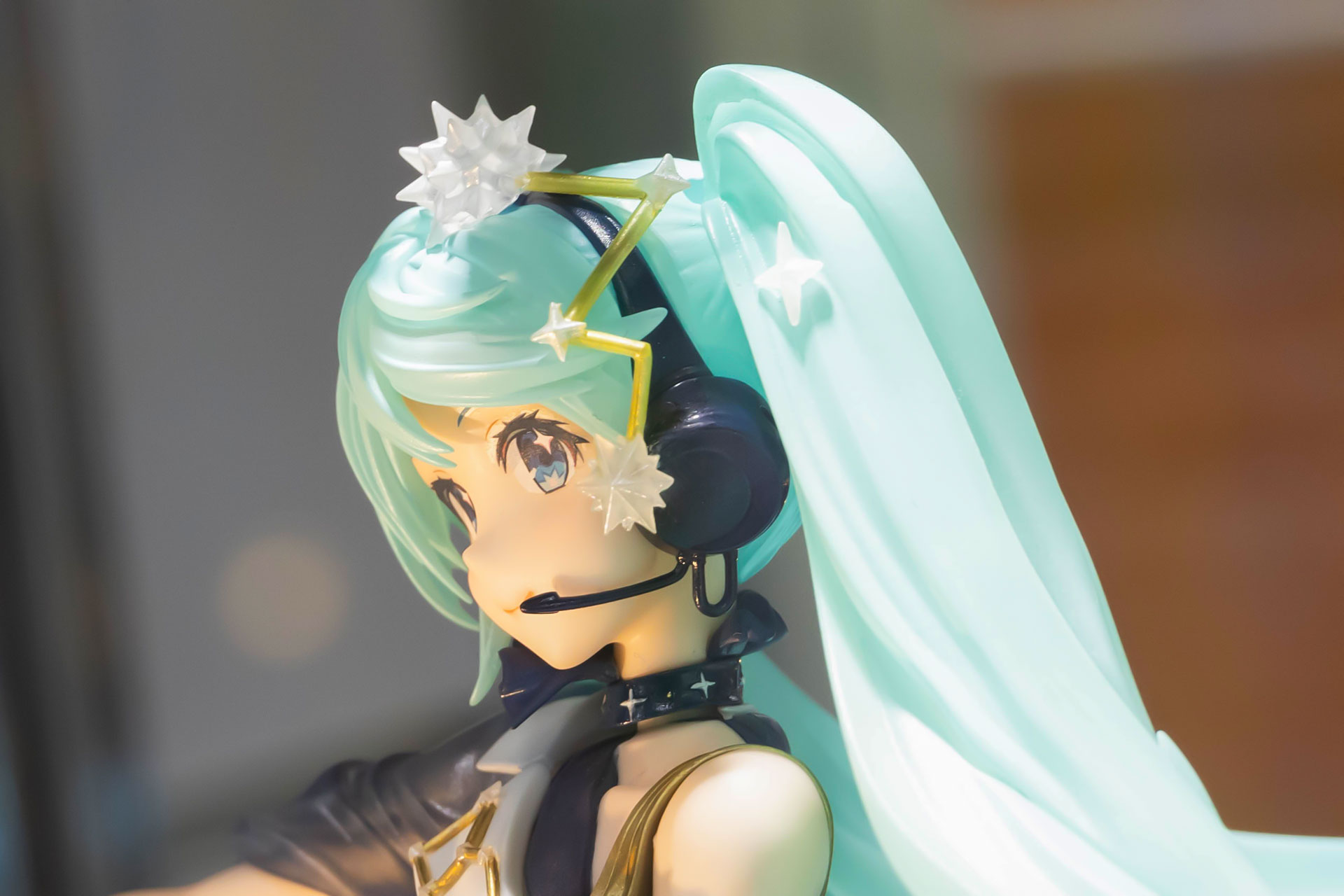 ヘッドホンの上にも、星が流れるようなアクセサリーが付けられている