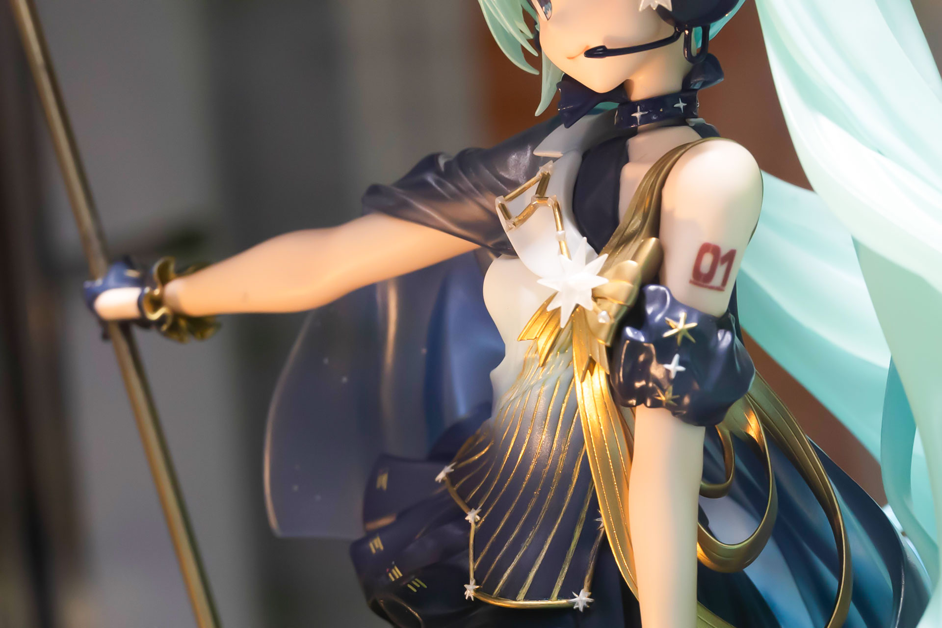 ミクの腕には赤字で01の数字が刻まれている