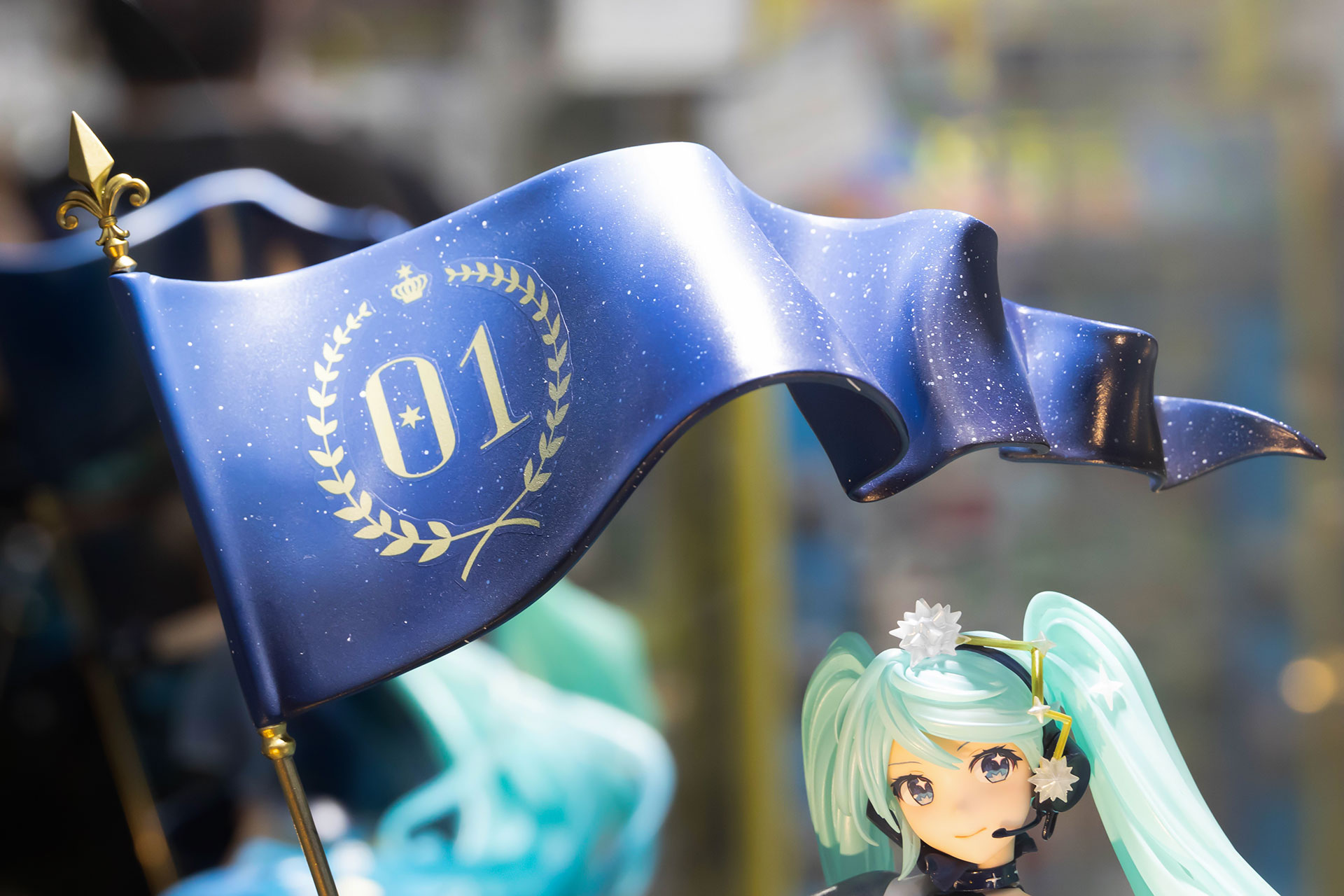 旗には夜空と宇宙が描かれているほか、先端にはイリスの紋章が模られている