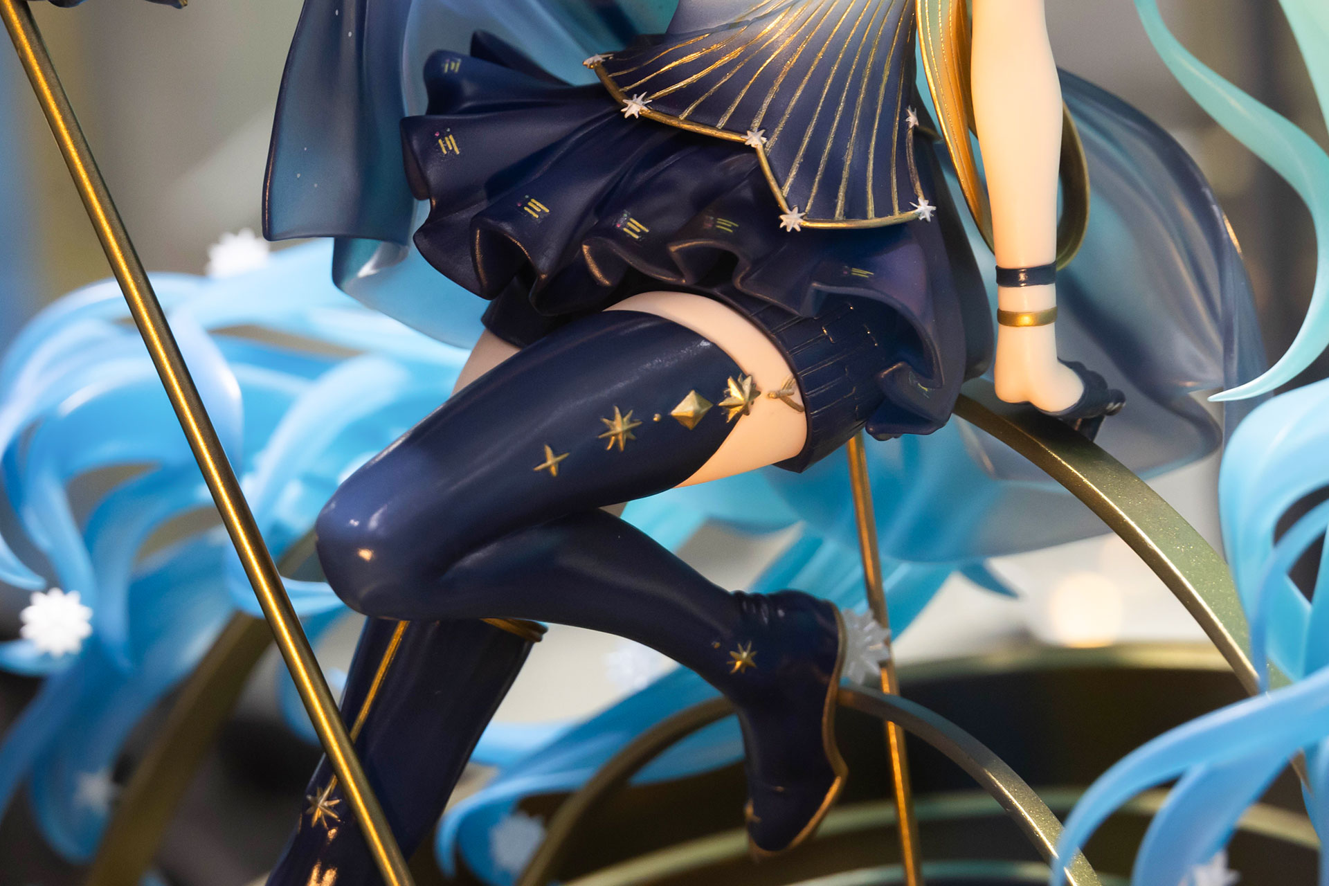 脚に履いているロングブーツにも星のマークが付けられている