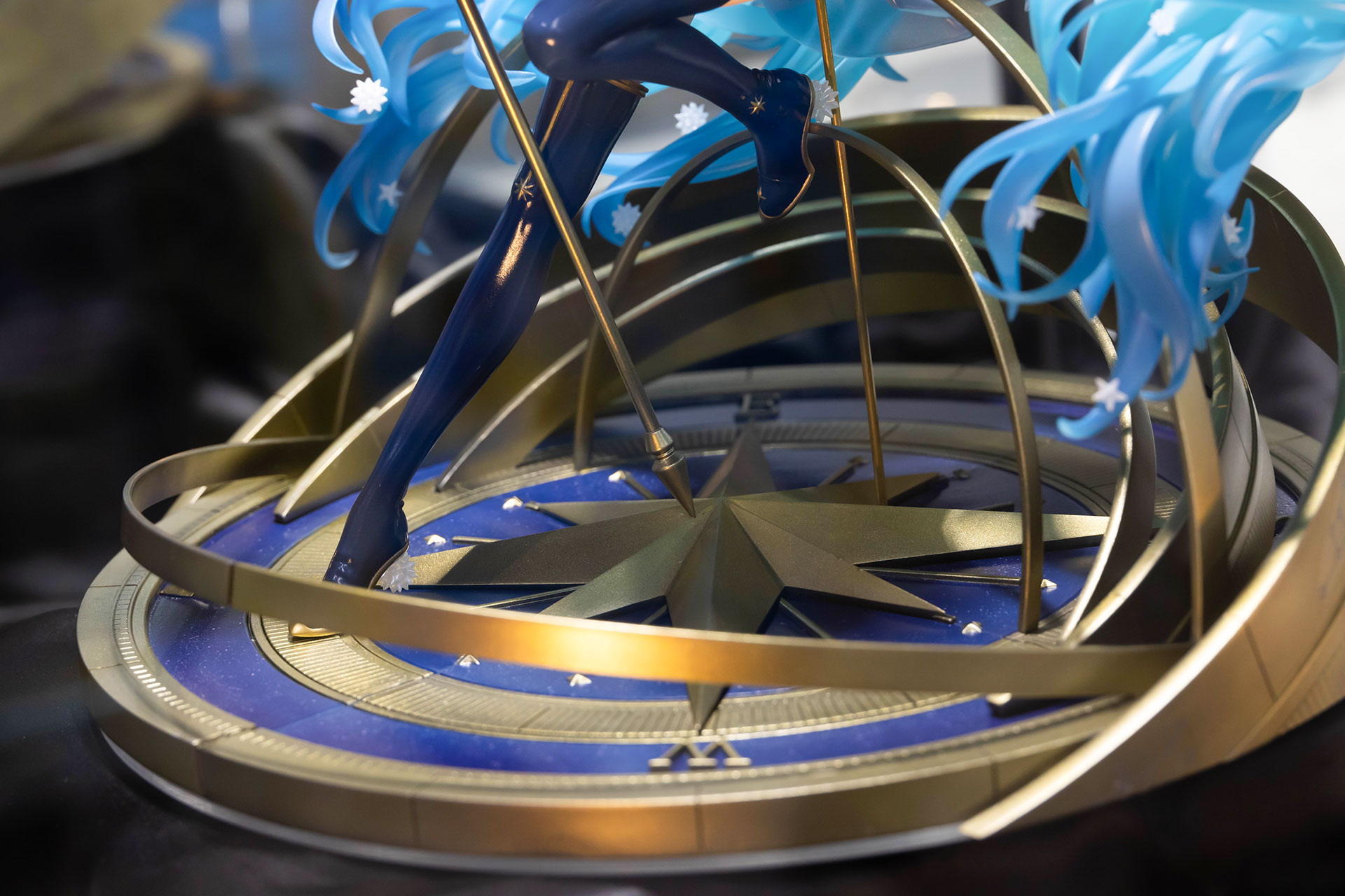 台座部分は天球儀とコンパスをイメージした豪勢なデザインが採用されている