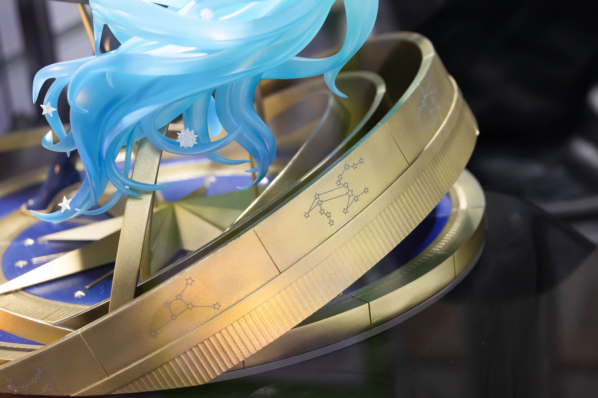 台座の側面部分には、星座を模った模様が刻まれている