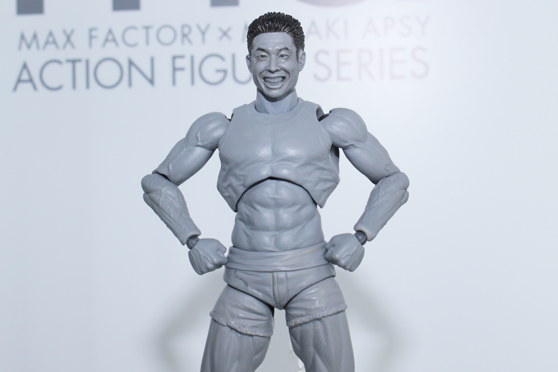 原型はタンクトップを着ているようだが、上半身裸のスタイルも見てみたい