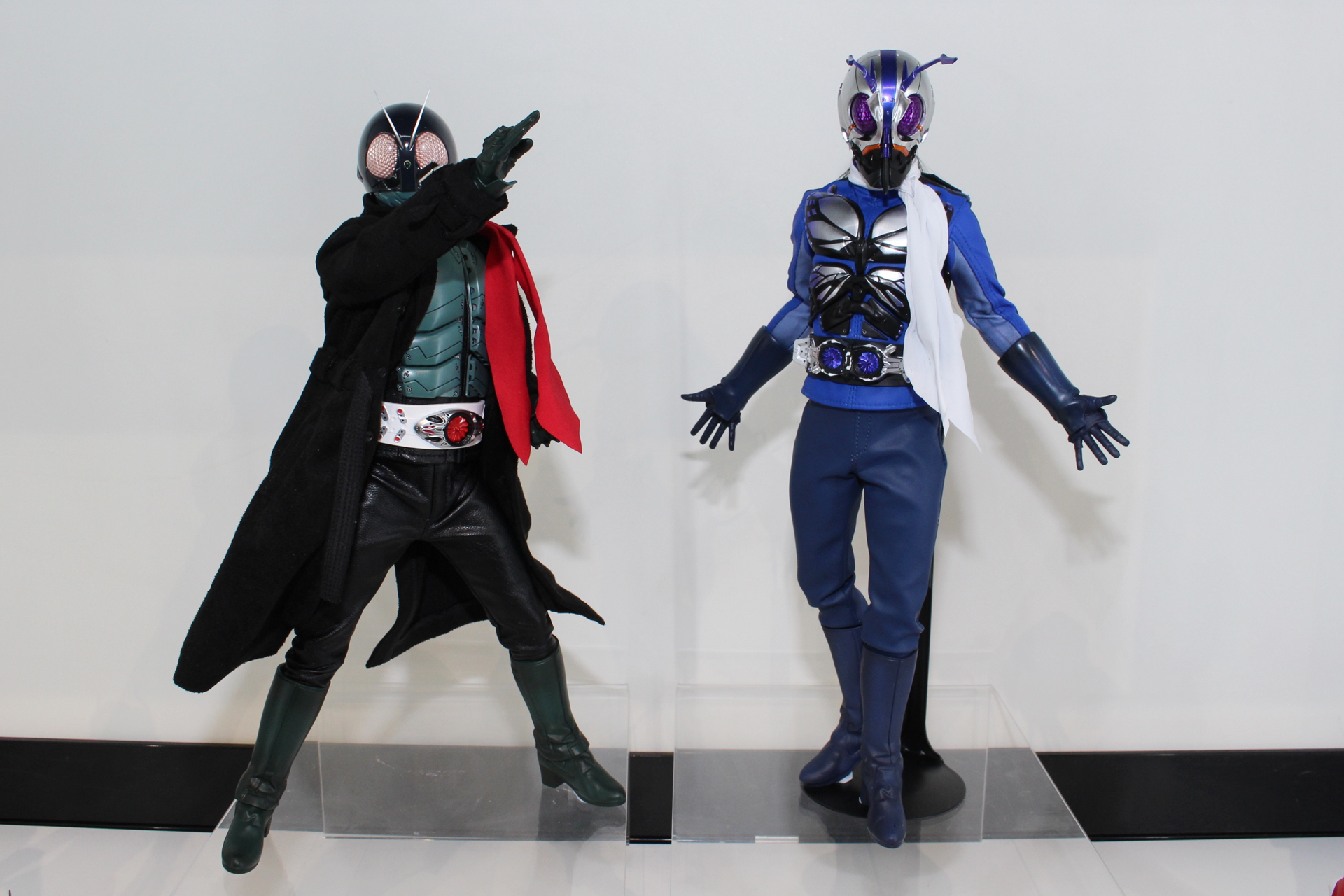 隣に並んだ仮面ライダーとの対比も画になる