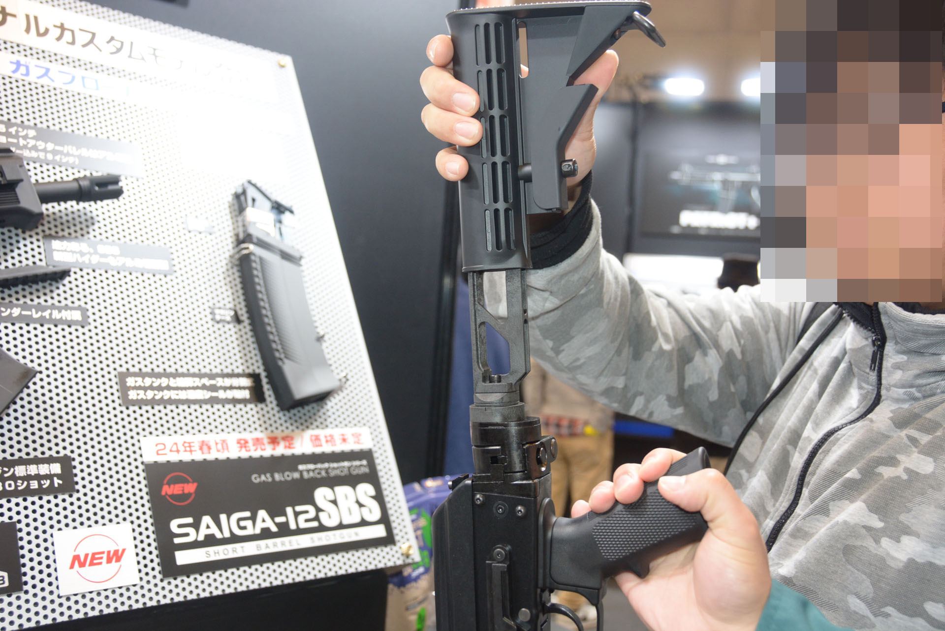 ストックはもちろん伸縮可能。M4タイプのストックだ