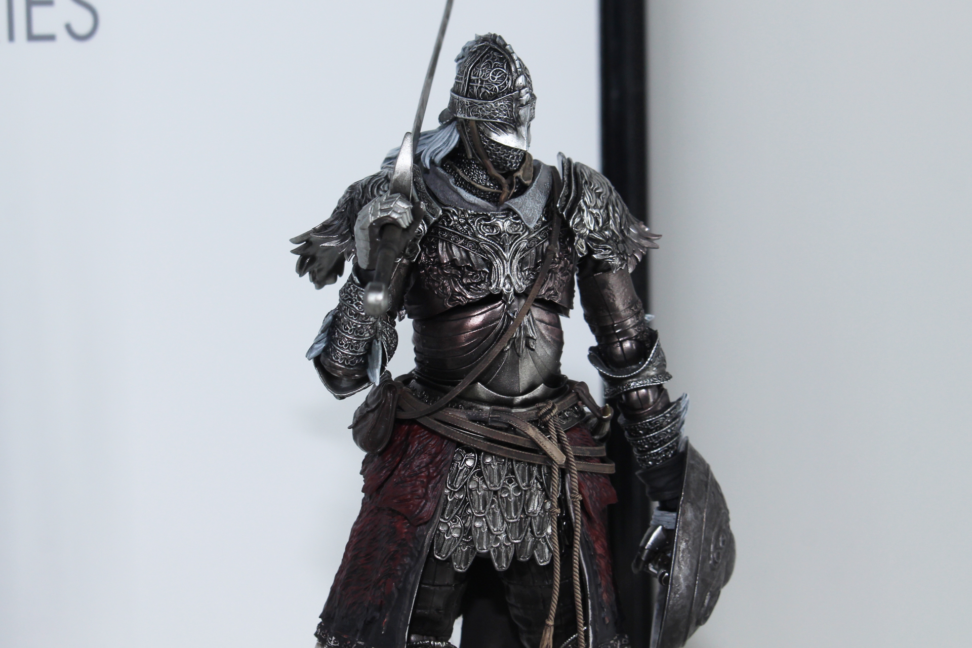 細かなディテールにより、見る角度で輝きが変わる