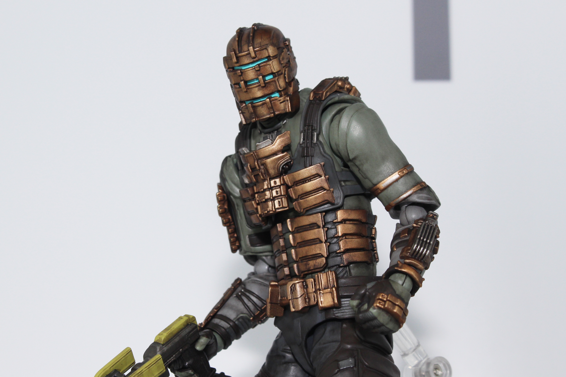 マスクからは青い光が覗いている