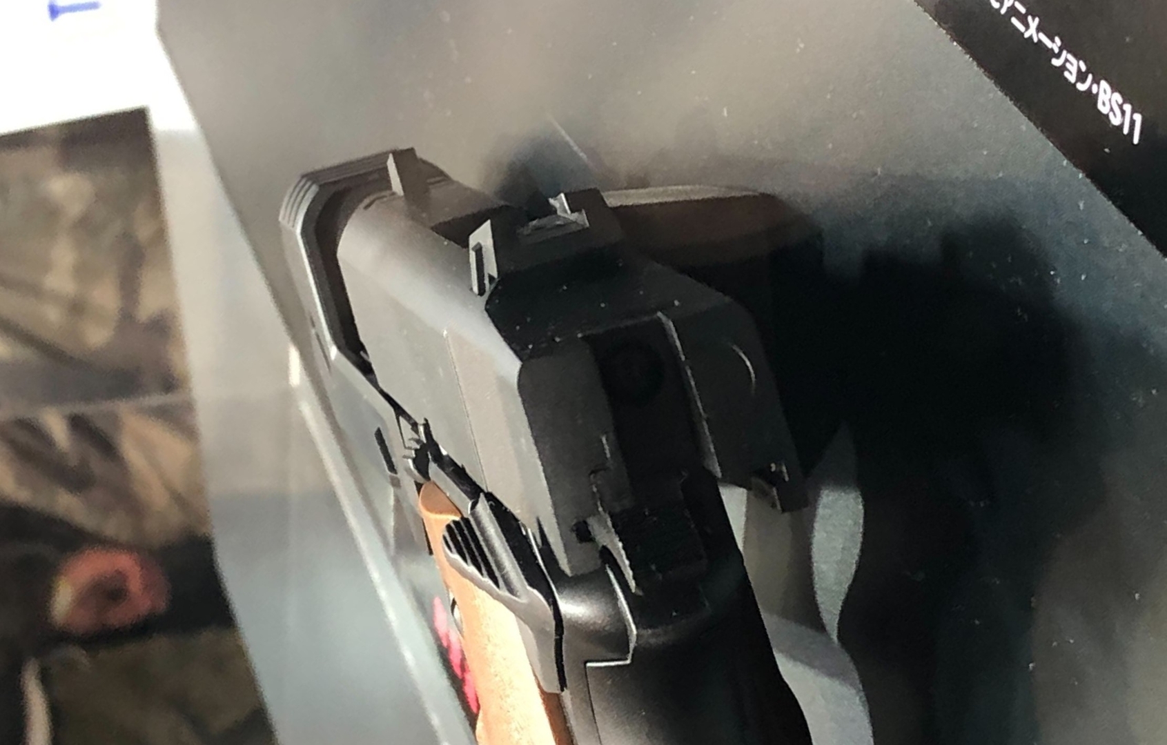 “コ”と“コ”のパーツで挟む形で近距離でも隙間から標的が見えるようになっている