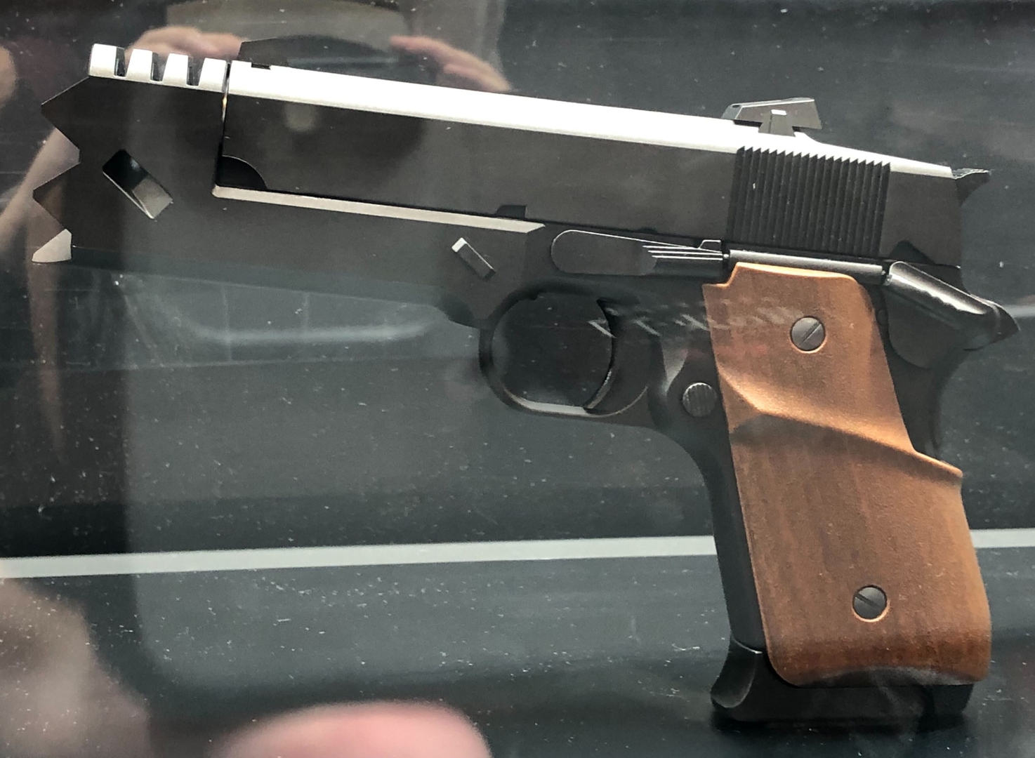 グリップ中ほどにある凸上になっている部分が手になじみそうだ。劇中の銃を準備するシーンで確認できる