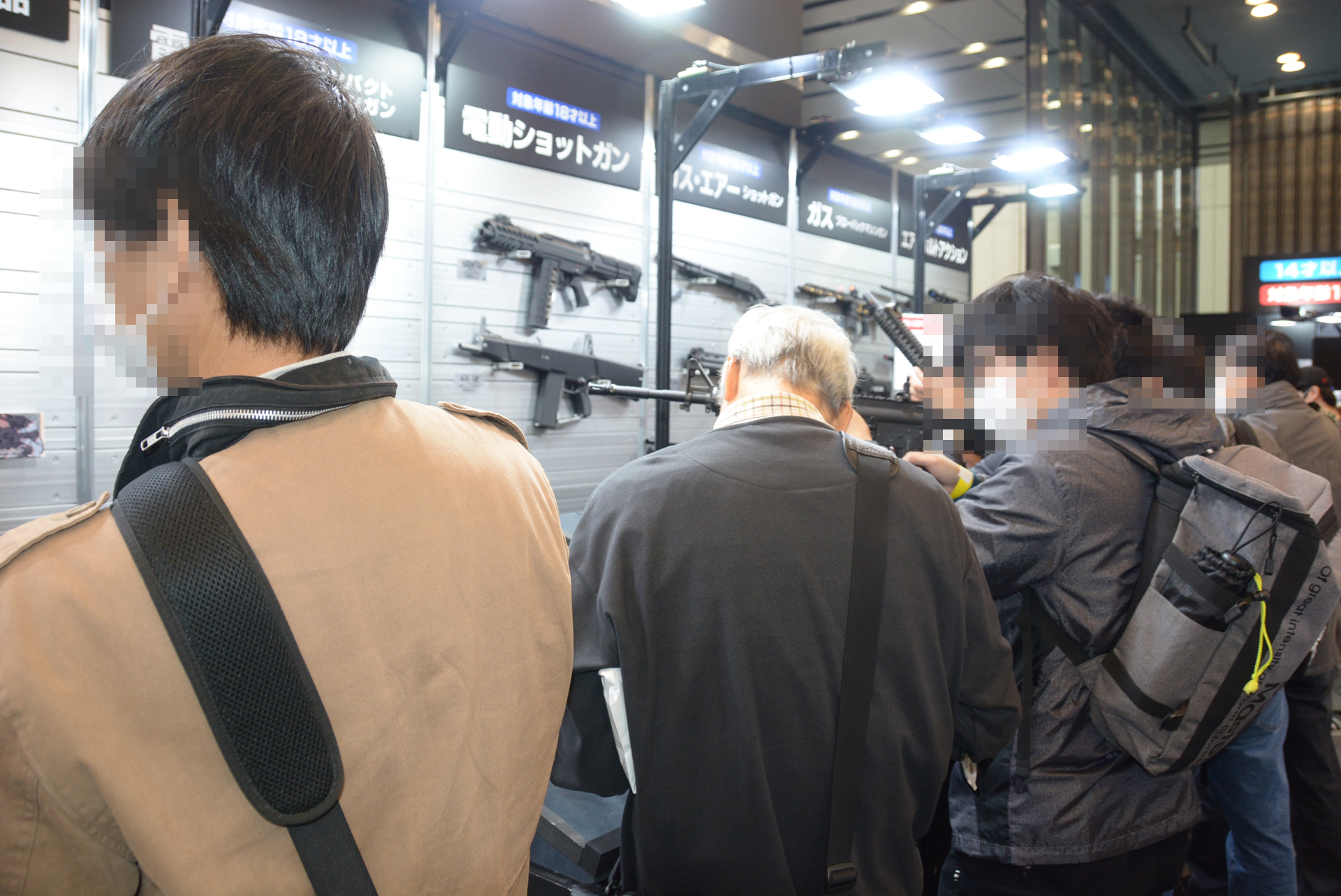 「東京マルイFESTIVAL」の大きな特徴は製品の展示と触れるところ。百丁以上の東京マルイの製品が展示され、数十丁を触ることが可能