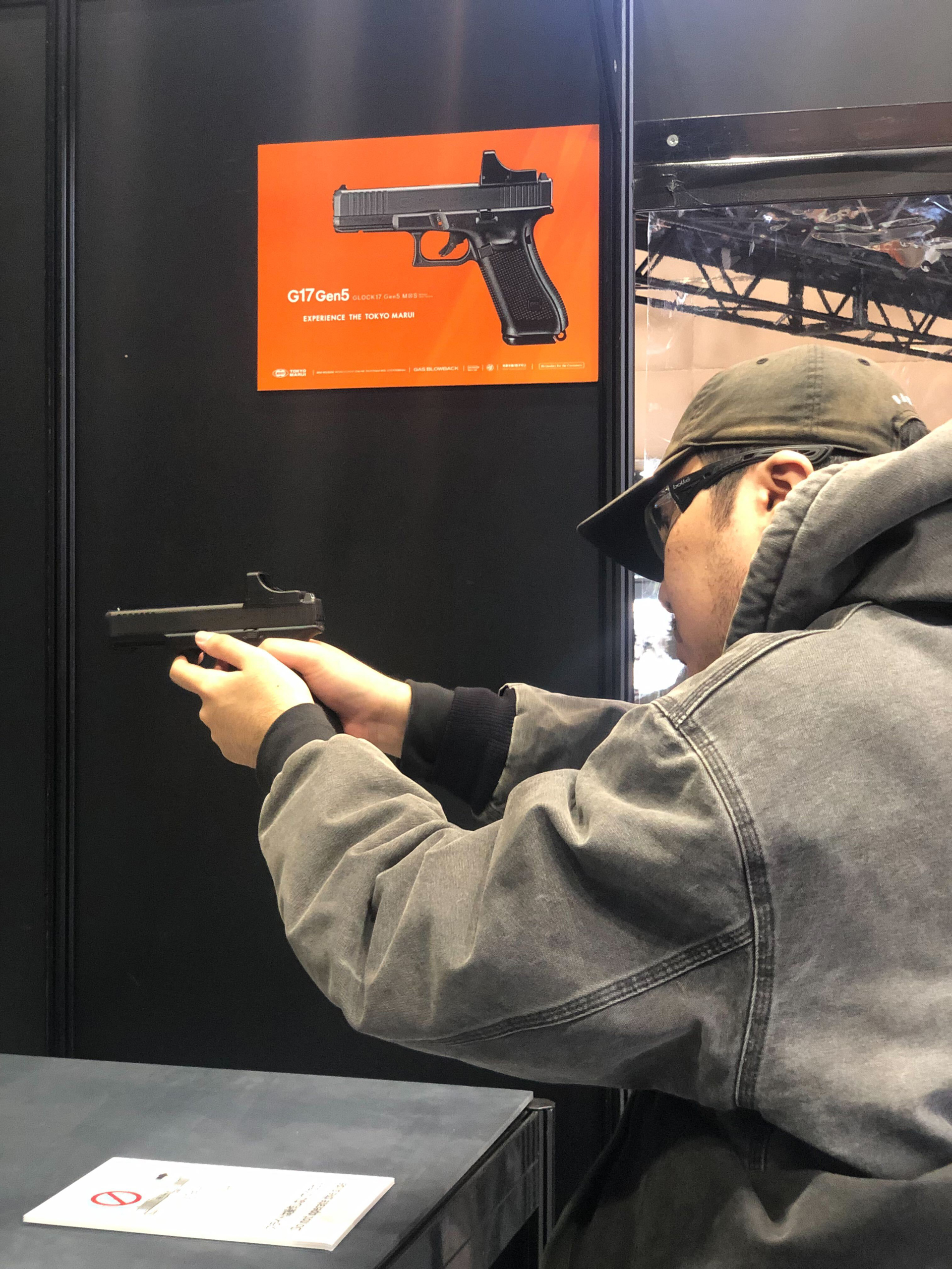 弊誌のライター屋敷がシューティングレンジを体験。マイクロプロサイトの使いやすさが実感できたという