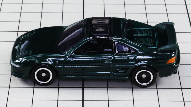 サイド：ルーフのTバールーフが特徴