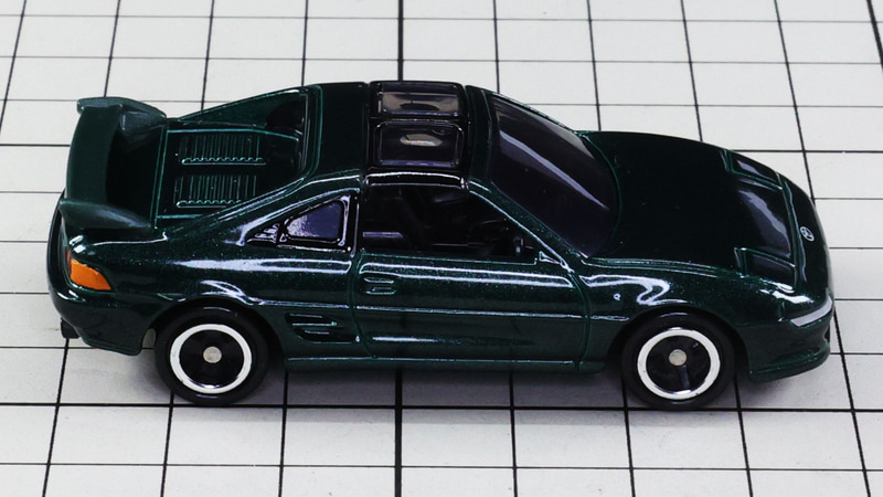 リア：ミッドシップレイアウトだとわかる冷却ダクトがあるエンジンフード