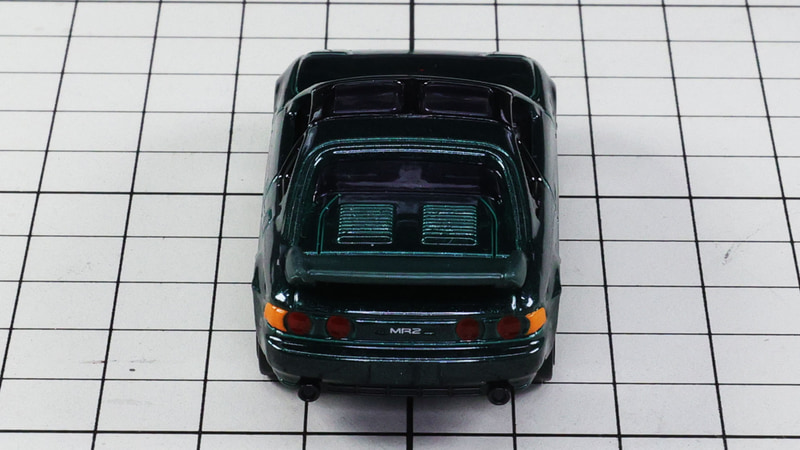 リア：ミッドシップレイアウトだとわかる冷却ダクトがあるエンジンフード