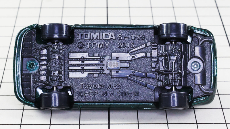 シャーシ：ミッドシップの複雑なメカニズムをイメージさせるモールド
