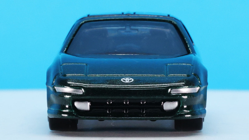 エンジンがないおかげで低くしたノーズで空力特性を稼ぐフロントフェイス