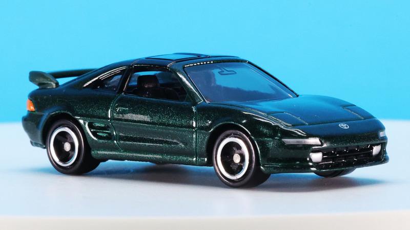 きゅっと低くショートなフロントから流れた空気はルーフを通り、リアウイングへ流れる