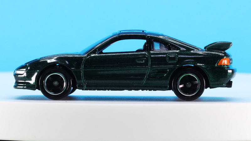 ショートノーズ＆ロングテール気味なのがよくわかるボディシェイプ