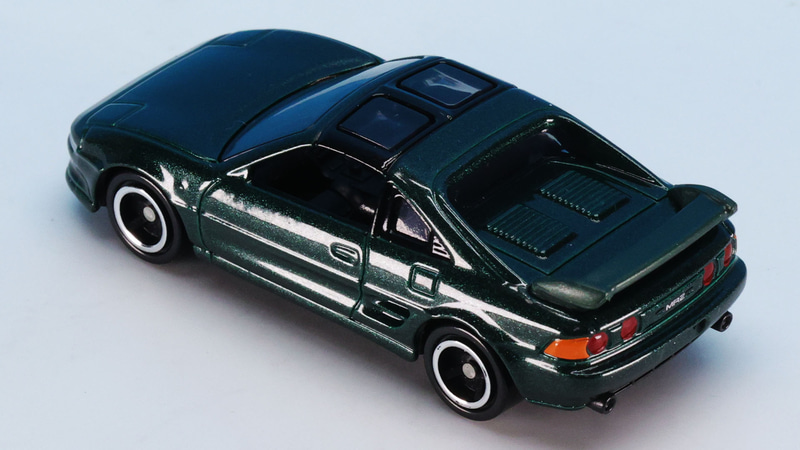 エンジンフードのダクトのモールドがシャープです