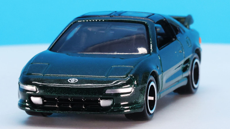 フロントのトヨタロゴは印刷、灯火類はシルバーの塗装です