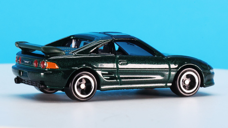 ドア後端、リアフェンダーにあるエアインテークもシャープな造形になっています