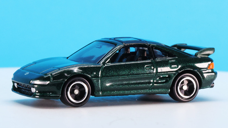 ミッドシップレイアウトだからこそのスタイリングがそのクルマの特性をよく表しています