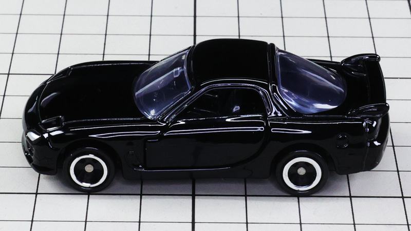 サイド：ロングノーズ＆ショートデッキのFRレイアウトを端的に表しています