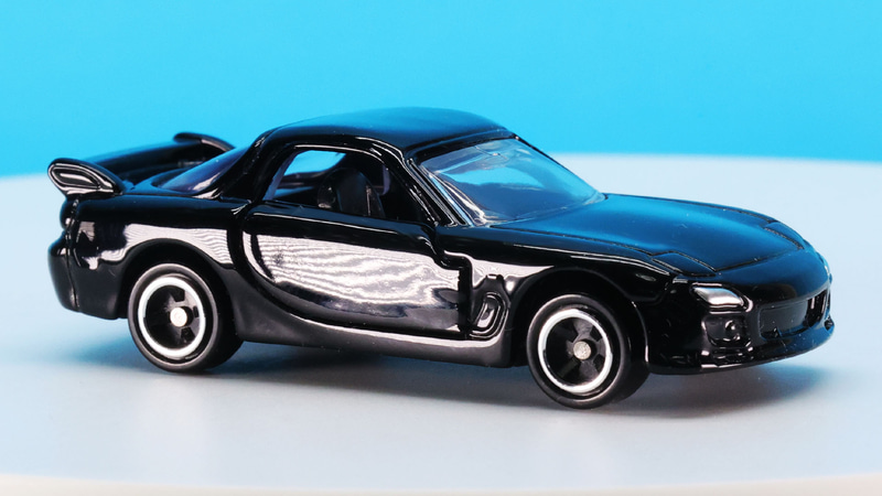 下側から跳ね上がるようなラインを持つドアが美しい