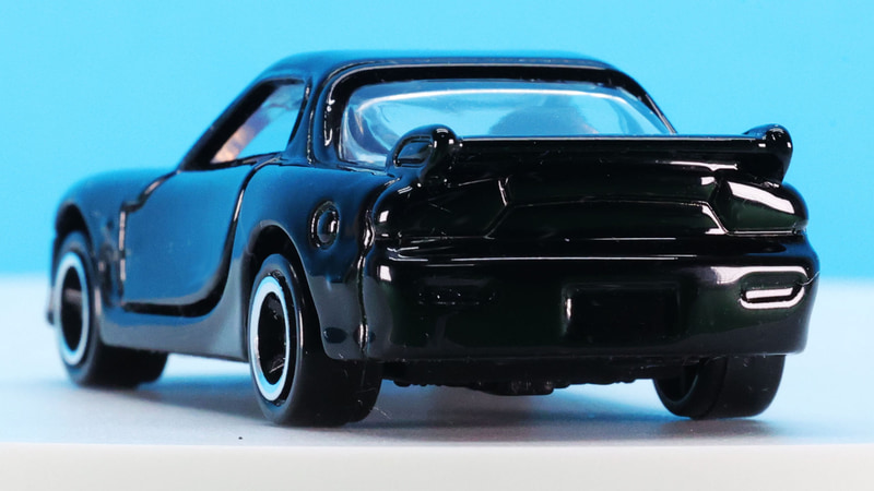 実車では角度調整機能があるリアウイングのモールドを再現しています