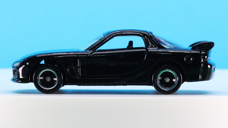 小型軽量のロータリーエンジンで低く抑えられたボンネットを通り、小さいキャビンを立ち上がってルーフを流れたエアがリアウイングにあたるのが目に浮かぶようです