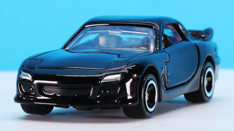 フロントの灯火類はシルバーの塗装です