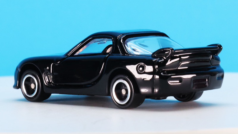 給油口は車体の左、大きなリアウインドウが大きな曲面を描いています