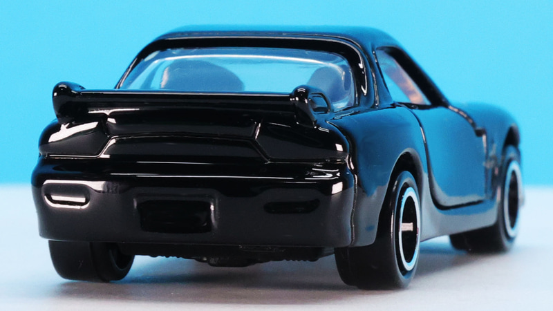 大きなリアウイングがダウンフォースを発生させます