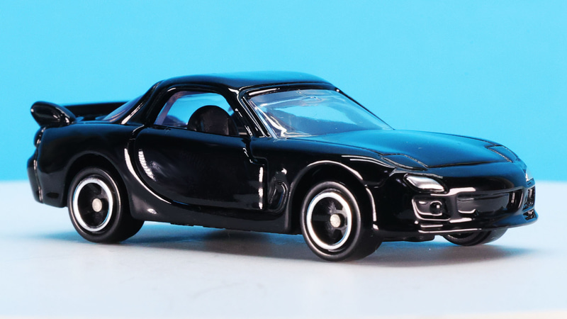 FD3Sの後期型（5型／6型）だと思われるフロントエアロとリアウイング