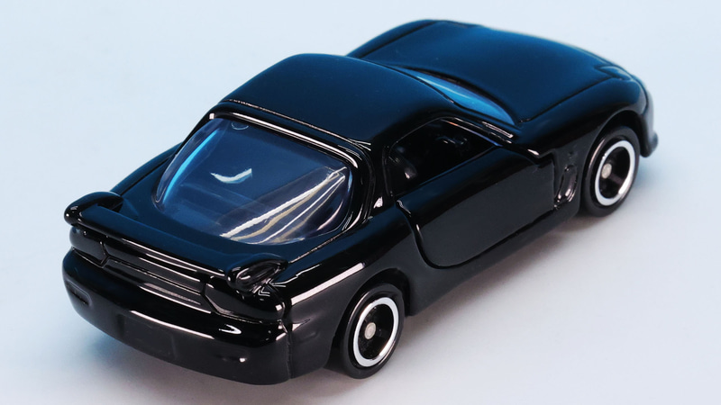 後ろ側に絞り込まれたリアウインドウが空力特性を感じさせます