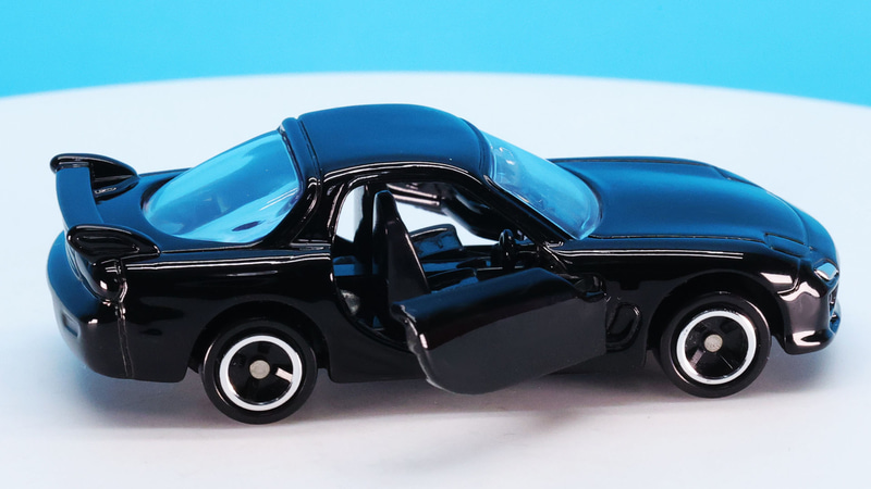 シートやセンターコンソール、シフトノブまでしっかり再現！