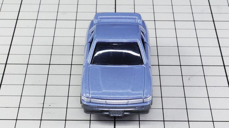 フロント：シュッとしたフロントマスクの横一文字にならんだヘッドライトがシャープさを強調します