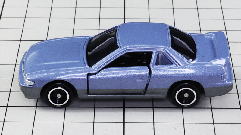 サイド：少ないラインながらセンスの良さを感じるまとまったスタイリング