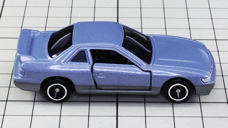 リア：直線ながら左右に別れたリアコンビランプがロー＆ワイドなボディスタイルを強調させます