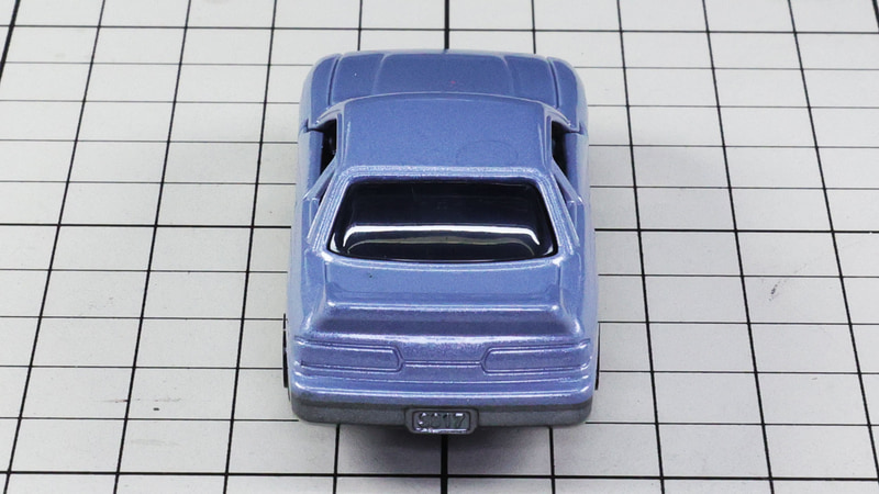 リア：直線ながら左右に別れたリアコンビランプがロー＆ワイドなボディスタイルを強調させます