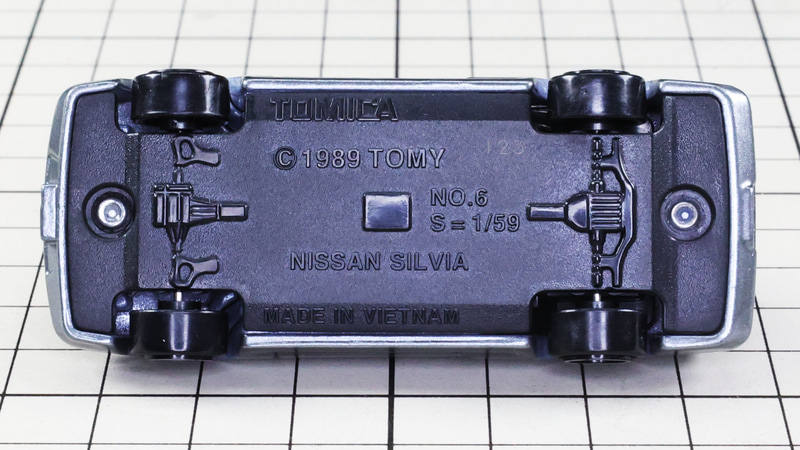 シャーシ：こちらはなんと1989年のもの！あっさりとしていて歴史を感じます。当時のNo.は6！