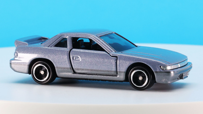 フロントからリアまで伸びやかなラインでつながるラインがスタイリッシュです