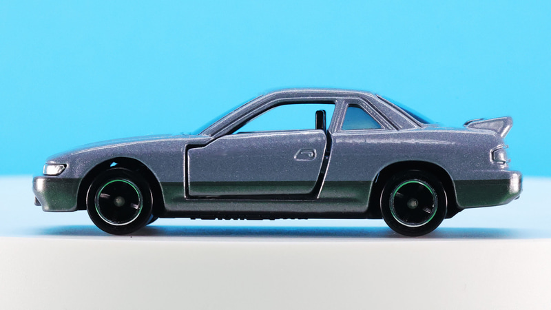 青味がかったシルバーとグレーの上下ツートンカラー！