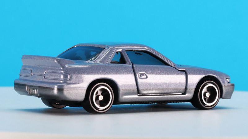 シュッとしたボディに大きく跳ね上がるリアウイングがアクセントになています