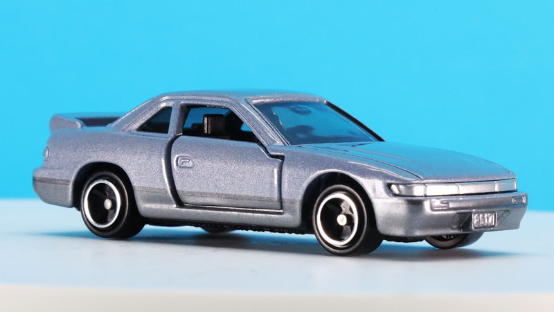 ヘッドライトを含む一直線のラインがシルバー塗装で表現されます