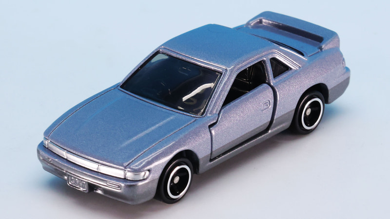 ボンネットにはキャラクターラインが走っています