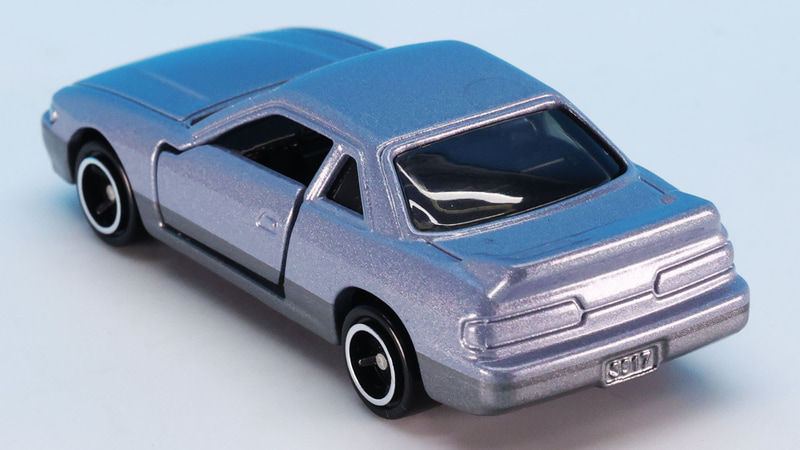 リアウインドウは大きく左右までつながっています